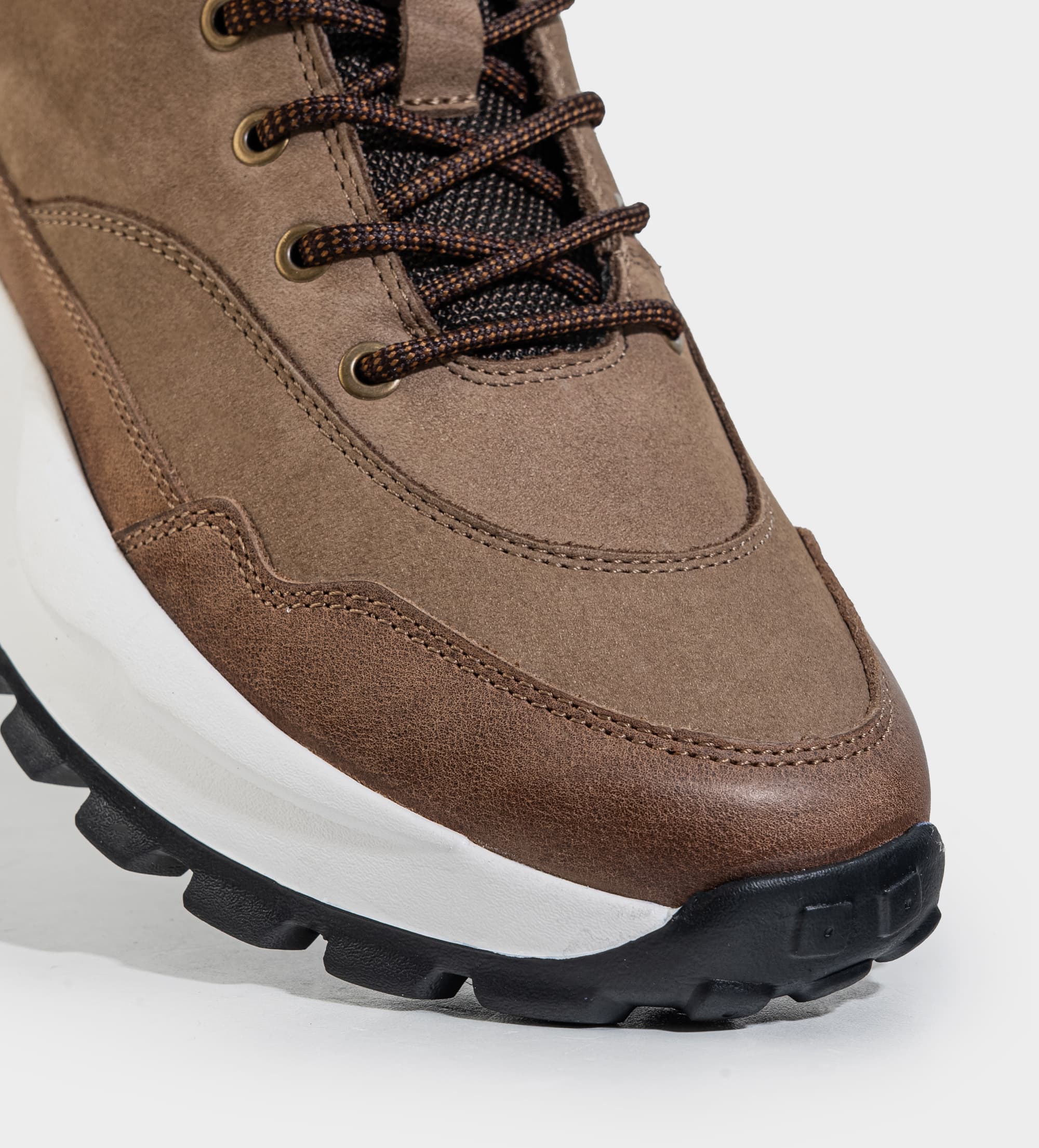 BOTA OUTDOOR SUELA ULTRA LIGERA PIEL CAFÉ