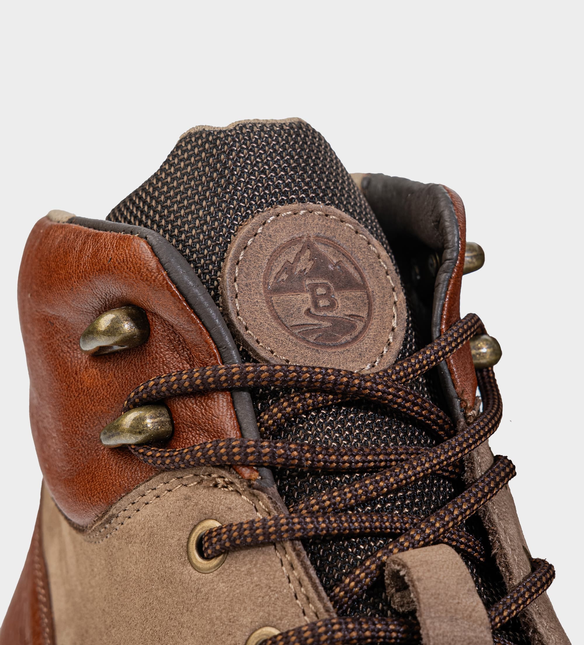 BOTA OUTDOOR SUELA ULTRA LIGERA PIEL CAFÉ