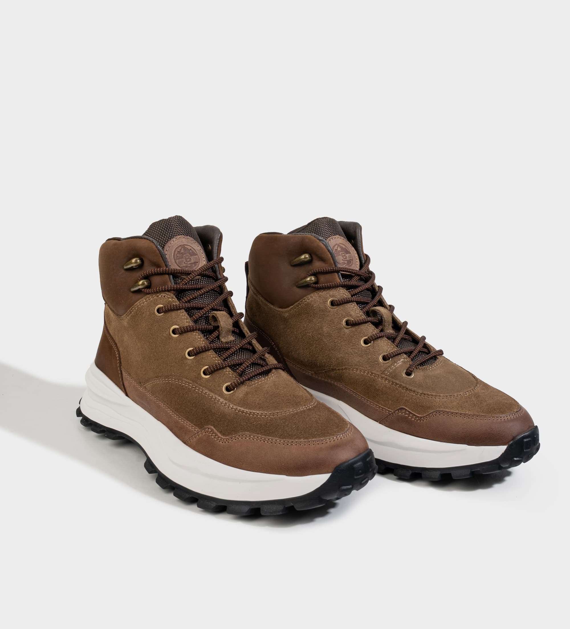 BOTA OUTDOOR SUELA ULTRA LIGERA PIEL CAFÉ OSCURO