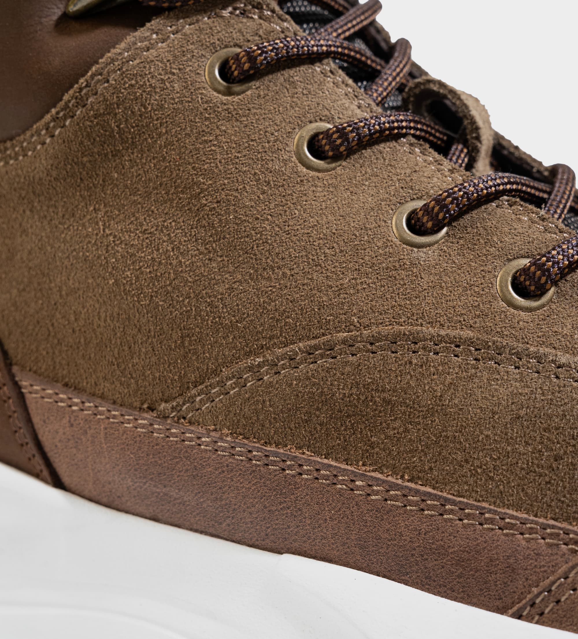 BOTA OUTDOOR SUELA ULTRA LIGERA PIEL CAFÉ OSCURO