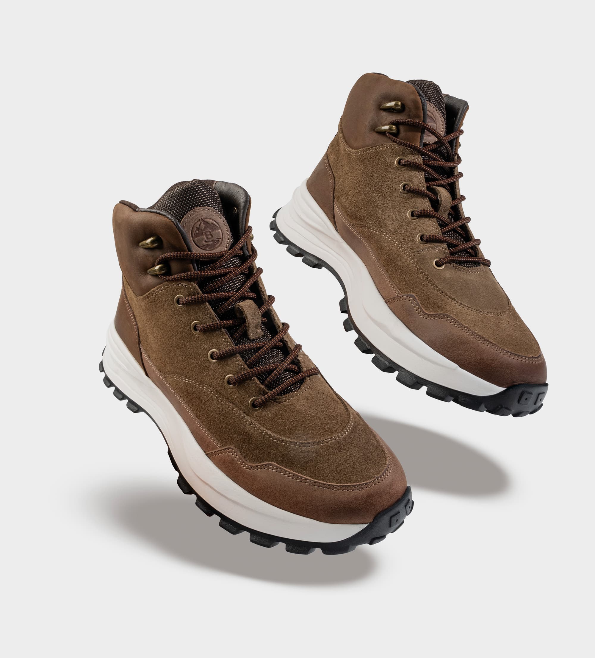 BOTA OUTDOOR SUELA ULTRA LIGERA PIEL CAFÉ OSCURO