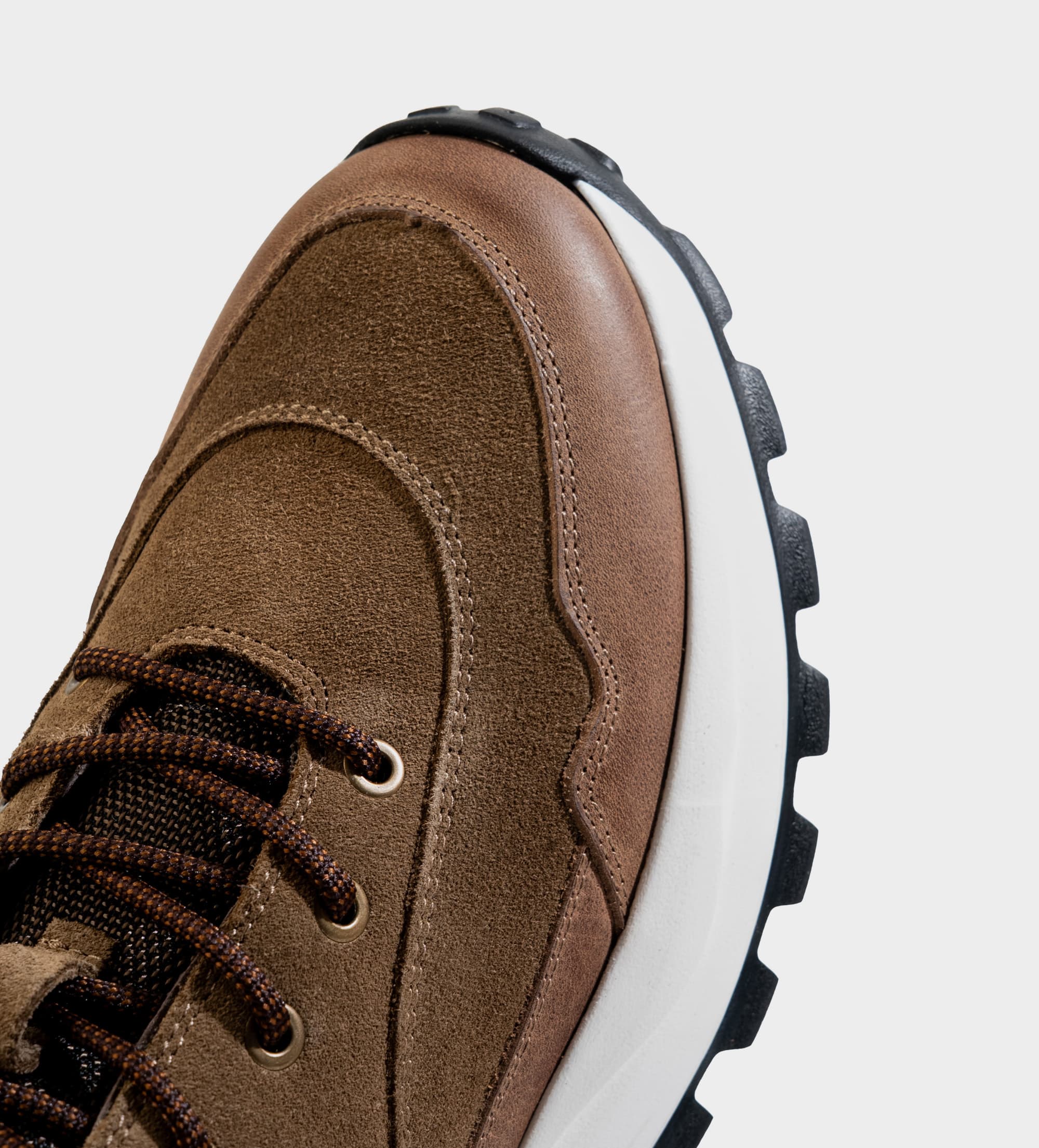 BOTA OUTDOOR SUELA ULTRA LIGERA PIEL CAFÉ OSCURO