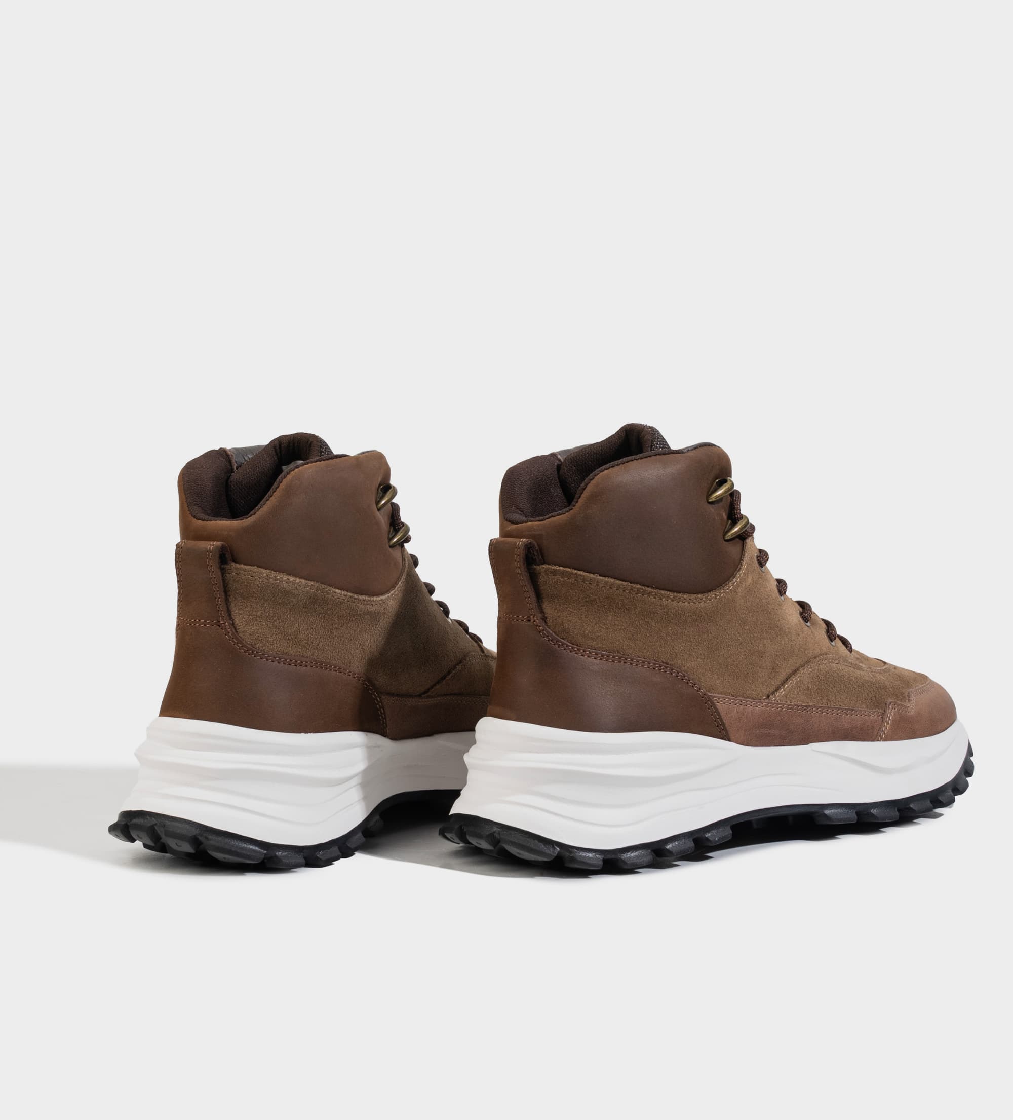 BOTA OUTDOOR SUELA ULTRA LIGERA PIEL CAFÉ OSCURO