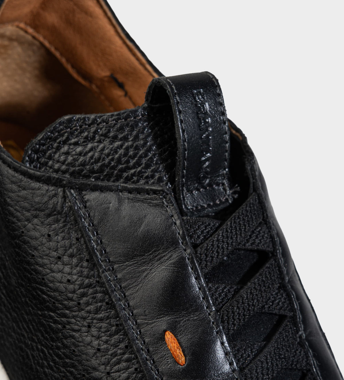 SNEAKER AGUJETA ELÁSTICA PIEL NEGRO