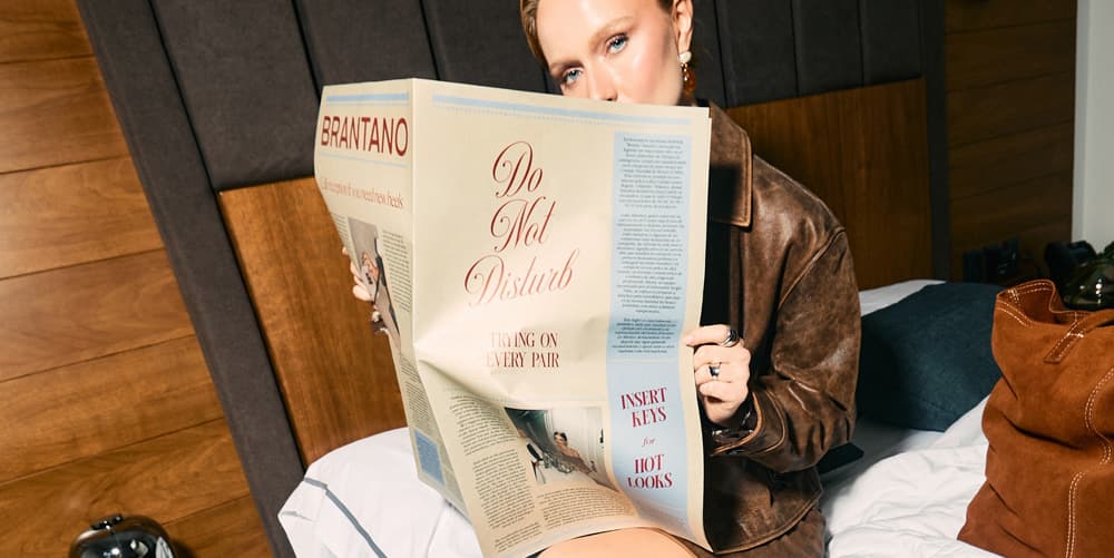 Mujer leyendo periódico Brantano en cama, moda mujer con chamarra de gamuza otoño-invierno