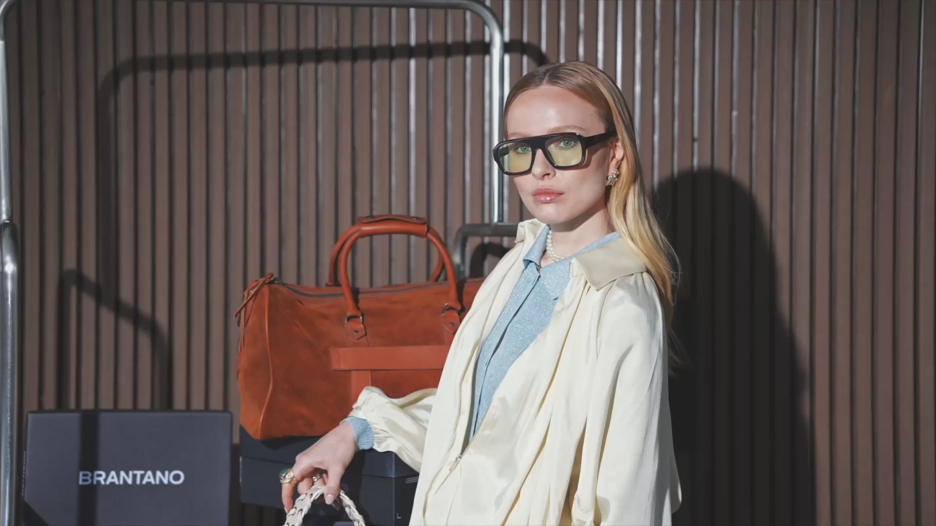 Outfit de moda mujer con bolso y botines blancos Brantano | Otoño Invierno